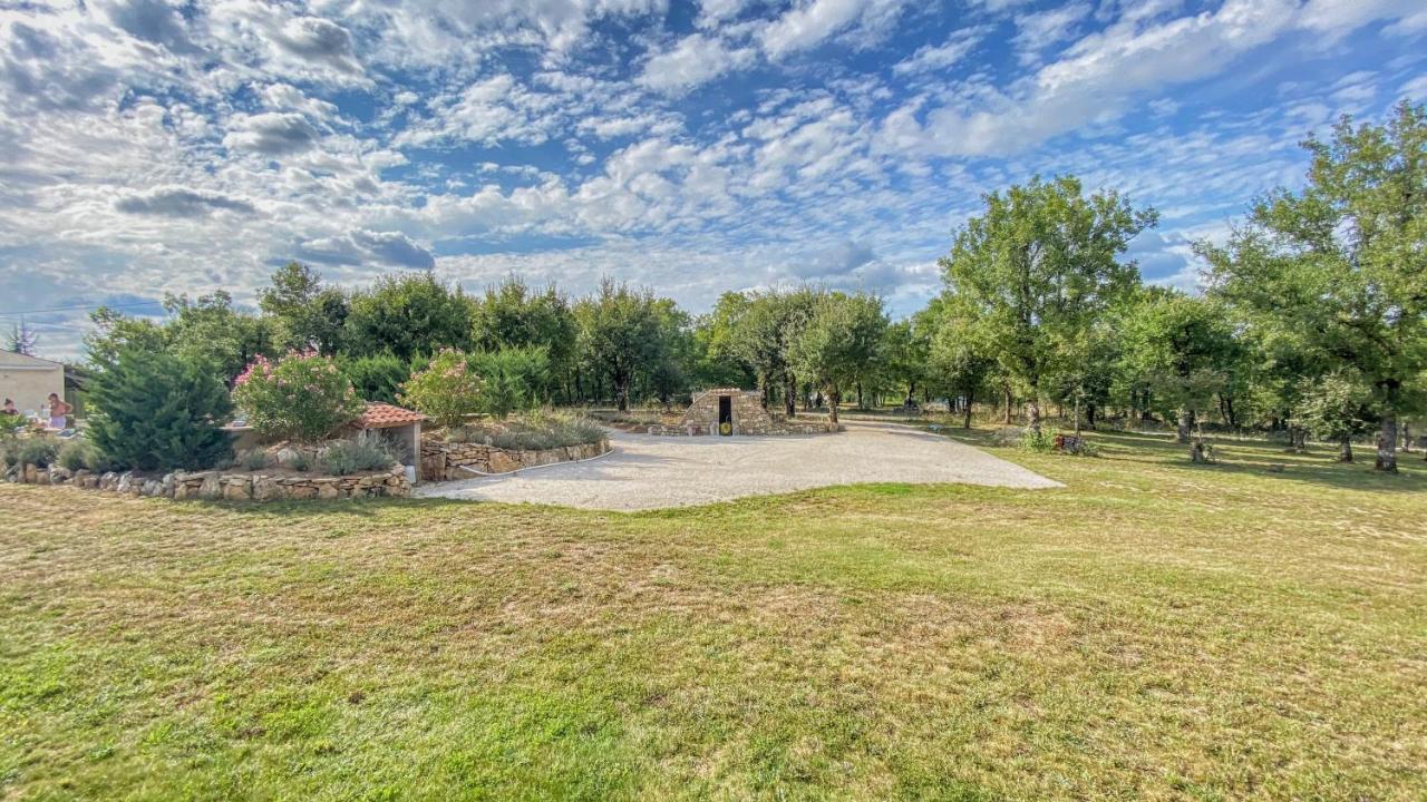 Les Curies, Ludogite Avec Piscine A Aujols Bagian luar foto